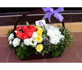 BK10 18 PCS TWO TONE COLOUR ROSES MIXED FLOWER BASKET