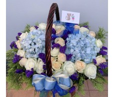 BK22 FLOWER BASKET WITH 2 BLUE HYDRANGEAS & 30 PCS WHITE / CHAMPAGNE ROSES 