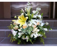 BK8 MIXED WHITE FLOWER WITH YELLOW LILIES BASKET