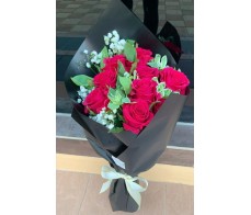 F66 12 PCS RRD ROSES BOUQUET WITH BLACK WRAPPING PAPER 