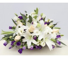 T59 WHITE LILIES WITH PURPLE SMALL FLOWER TABLE DISPLAY