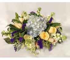 T53 BLUE HYDRANGEA WITH CHAMPAGNE ROSES TABLE FLOWER