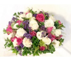 T65 DEEP PINK ROSES & WHITE ROSES WITH MATCHING FLOWERS TABLE DISPLAY