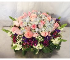 T67 PINK ROSES WITH BLUE HYDRANGEA TABLE DISPLAY