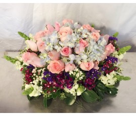 T67 PINK ROSES WITH BLUE HYDRANGEA TABLE DISPLAY