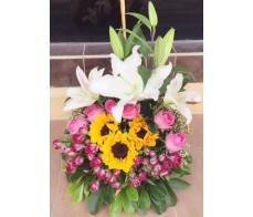 T71 CASA BLANCA WITH SUNFLOWERS TABLE DISPLAY