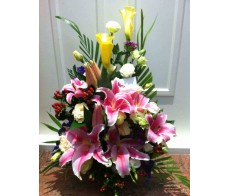 T2 RED LILIES WITH YELLOW CALLA LILIES TABLE FLOWER