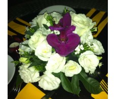 T44 WHITE ROSES WITH PURPLE ORCHID ROUND TABLE FLOWER
