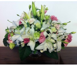 T26 WHITE LILIES WITH PINK MIXING FLOWERS TABLE DISPLAY
