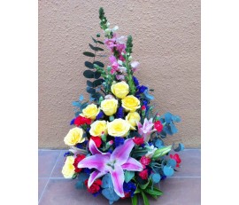 T42 YELLOW ROSES WITH RED LILY TABLE FLOWER