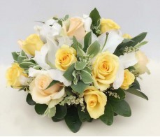 T50 YELLOW ROSES WITH WHITE LILIES TABLE FLOWER