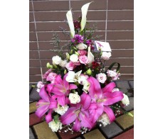 T37 RED LILIES WITH CALLA LILIES TABLE FLOWER