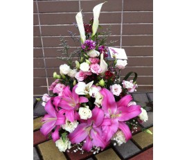 T37 RED LILIES WITH CALLA LILIES TABLE FLOWER